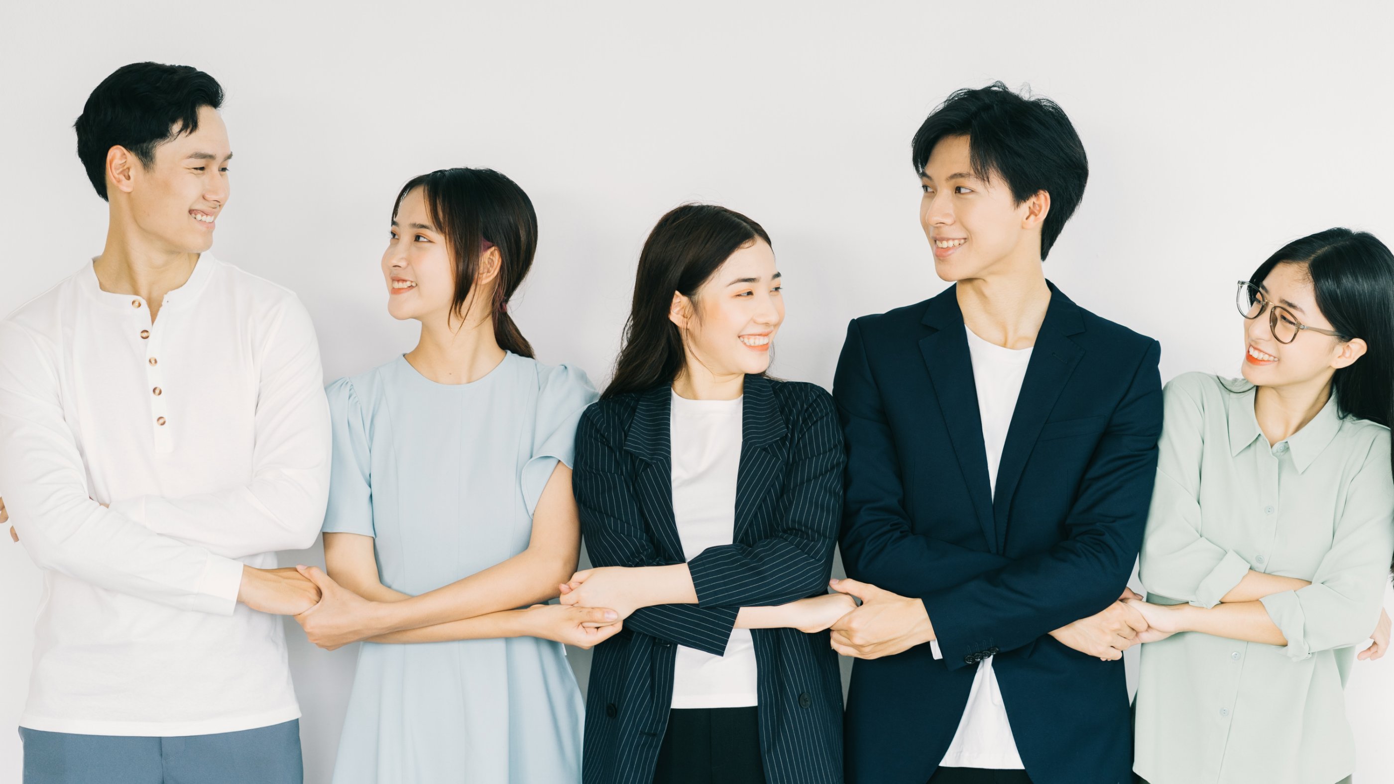 asian-young-business-people-are-holding-hands-show-solidarity